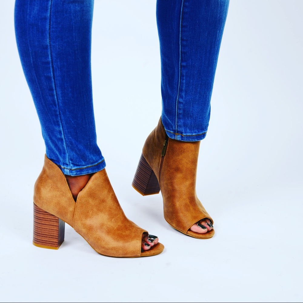 TAN CHUNKY HEEL OPEN TOE BOOTIE